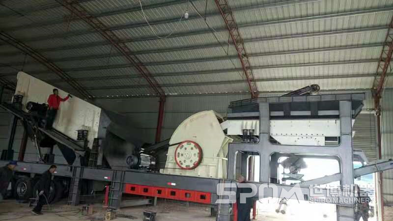 移動(dòng)式重錘破碎機(jī)現(xiàn)場圖