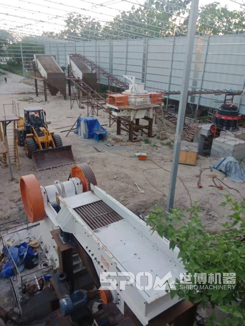 石頭粉碎制砂現場圖